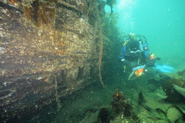 MV Queen - UASBC Diver along hull of wreck